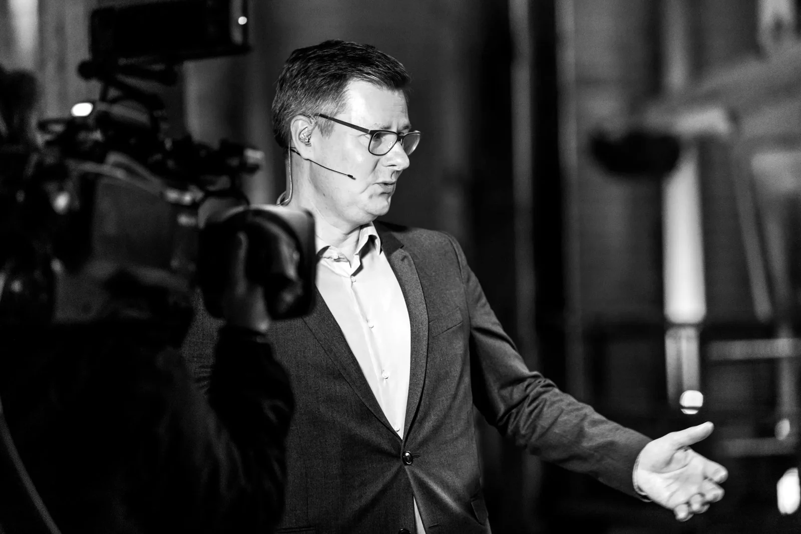 Glenn van der Burg op het podium als dagvoorzitter