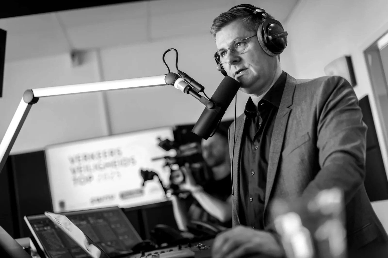 Glenn van der Burg achter de microfoon in de radiostudio