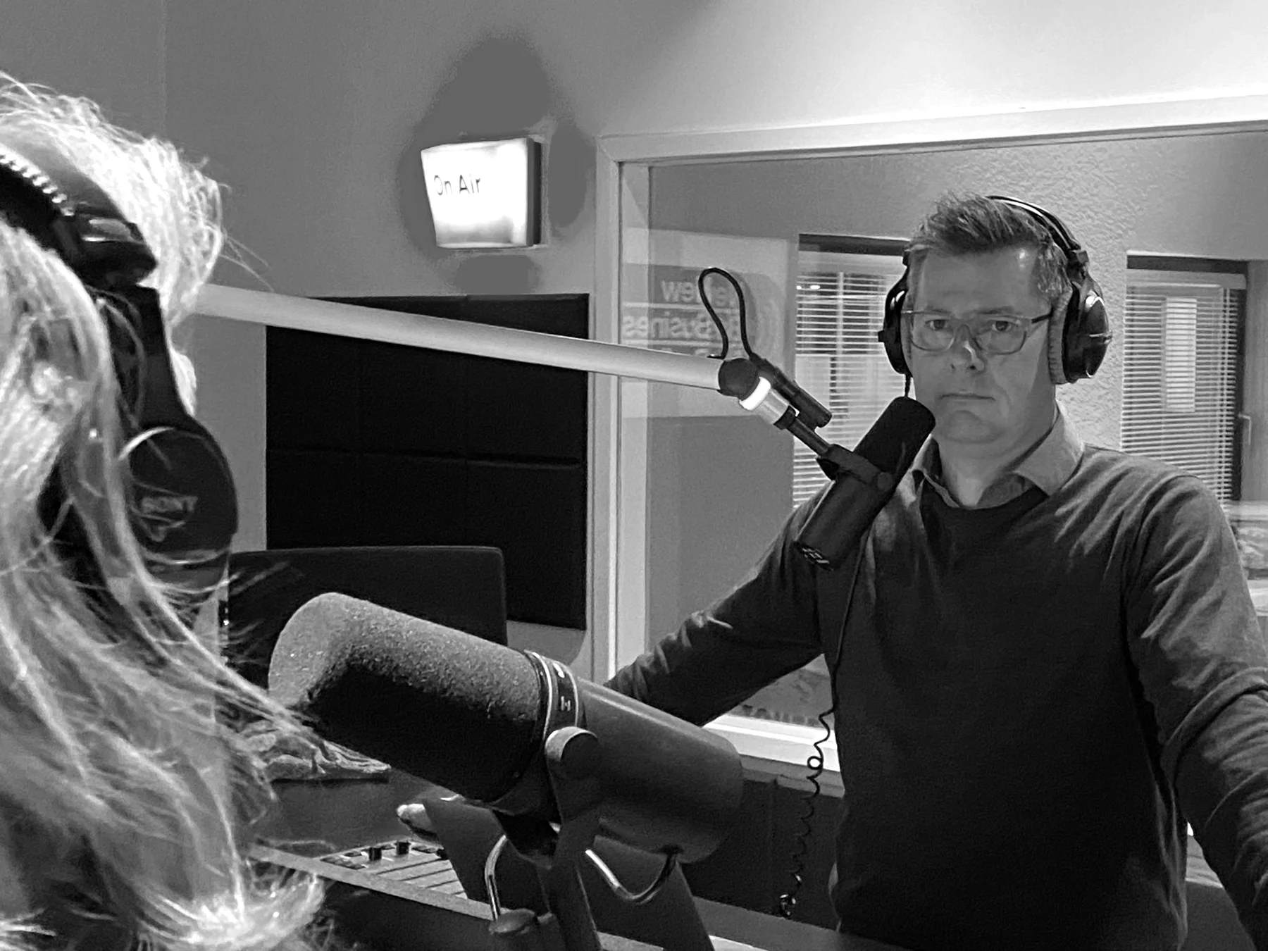 Studio-interview met on-air lamp, microfoons en headphones